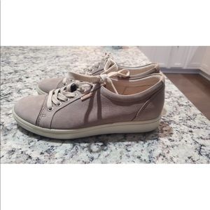 Women’s Ecco sneaker size 71/2.